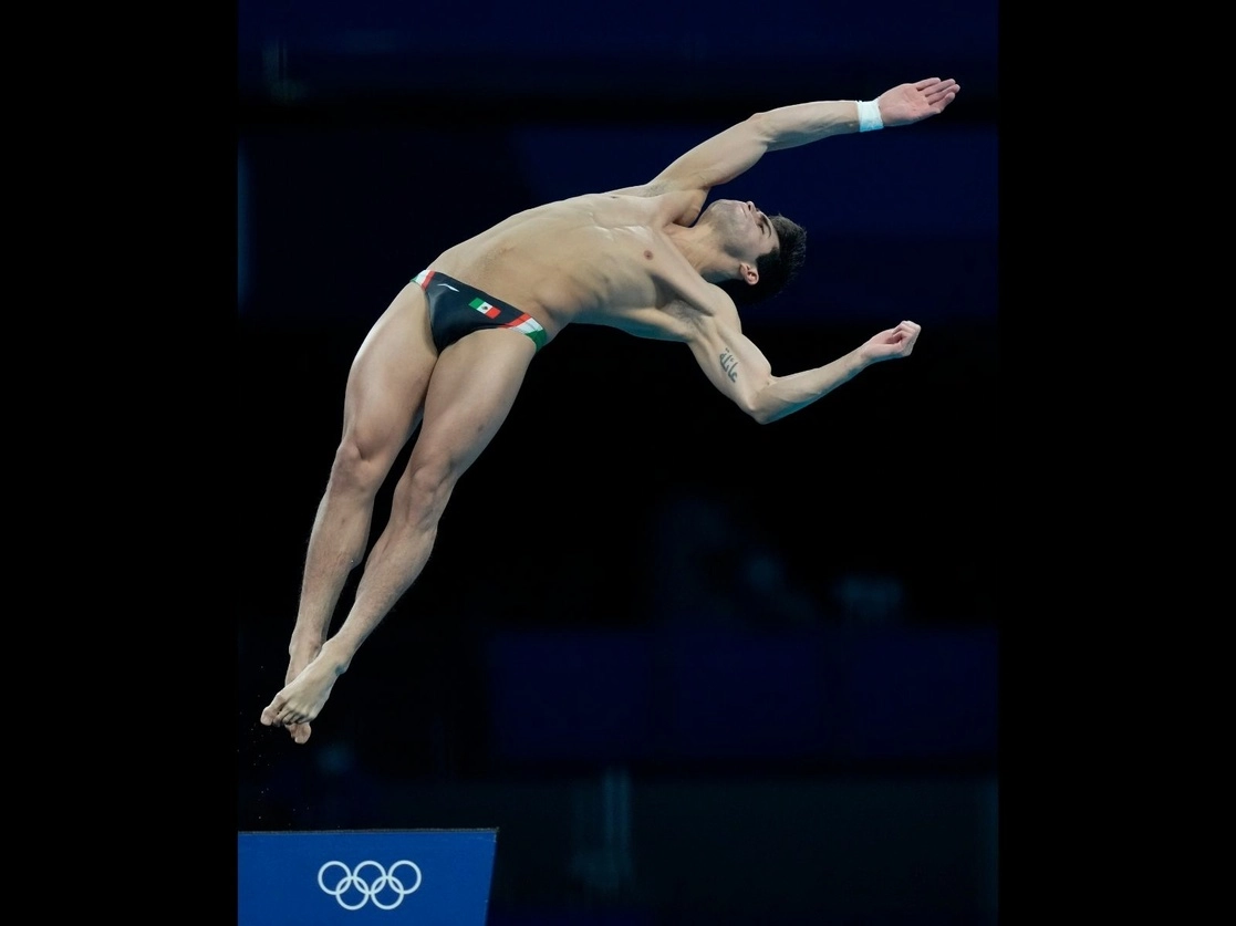 El mexicano Andrés Villarreal tuvo un buen debut en los saltos ornamentales de los Juegos Olímpicos al clasificar a la semifinal de plataforma de 10 metros, el 6 de agosto de 2021. Foto Ap