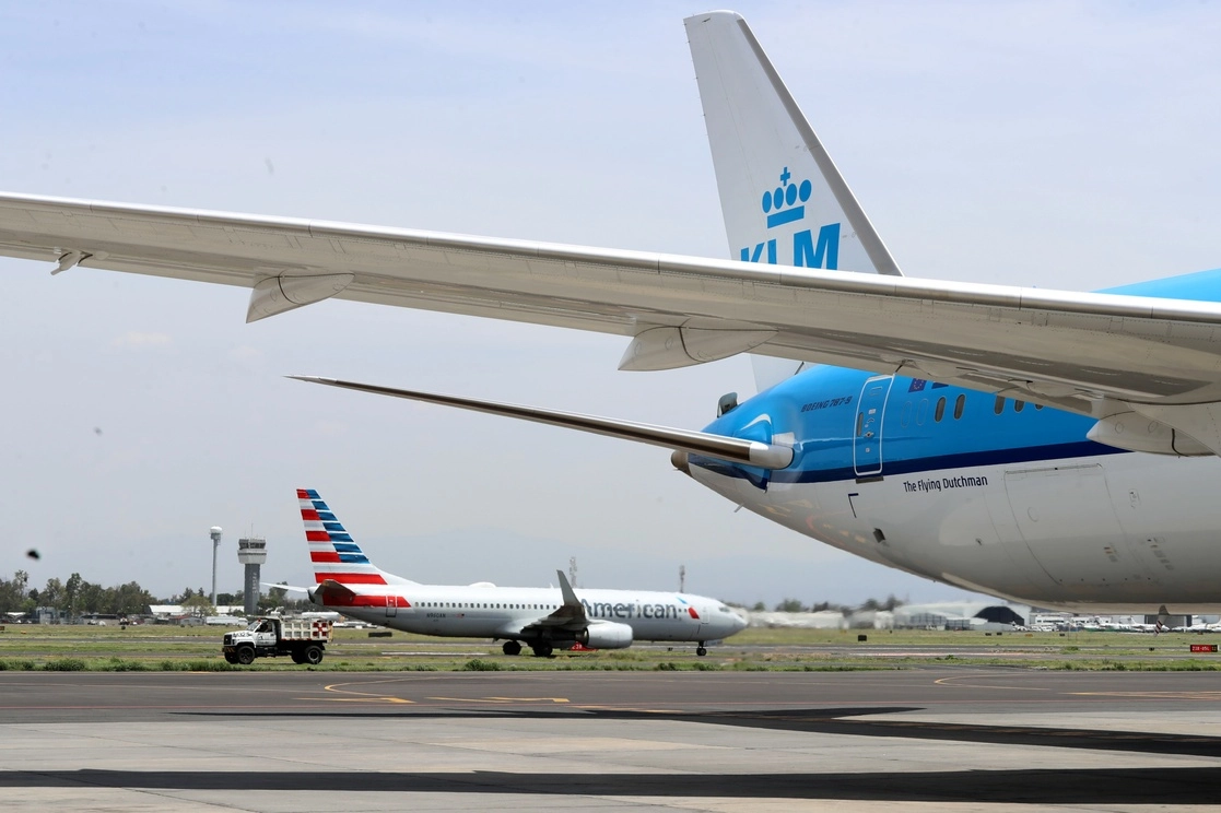 Llegada y salida de aviones del Aeropuerto Internacional de la CDMX. Foto Roberto García Ortiz