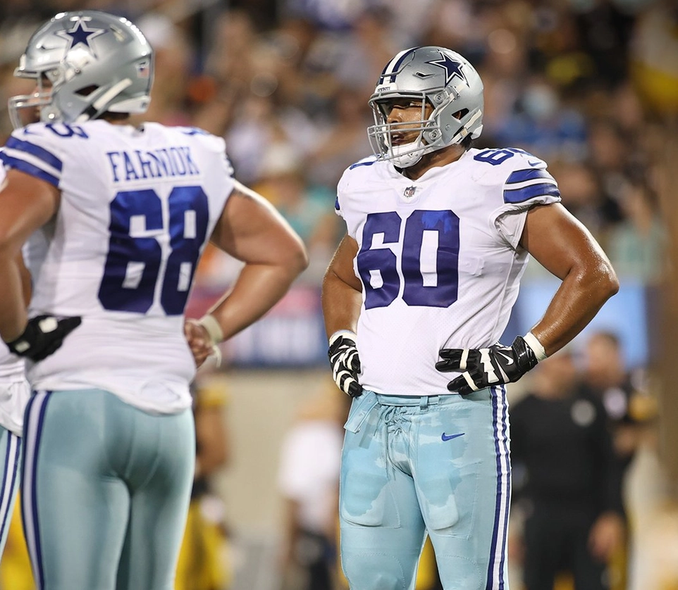 El mexicano Isaac Alarcón (der) durante su debut con los Vaqueros de Dallas. Foto tomada de la cuenta de Twitter @nflmx