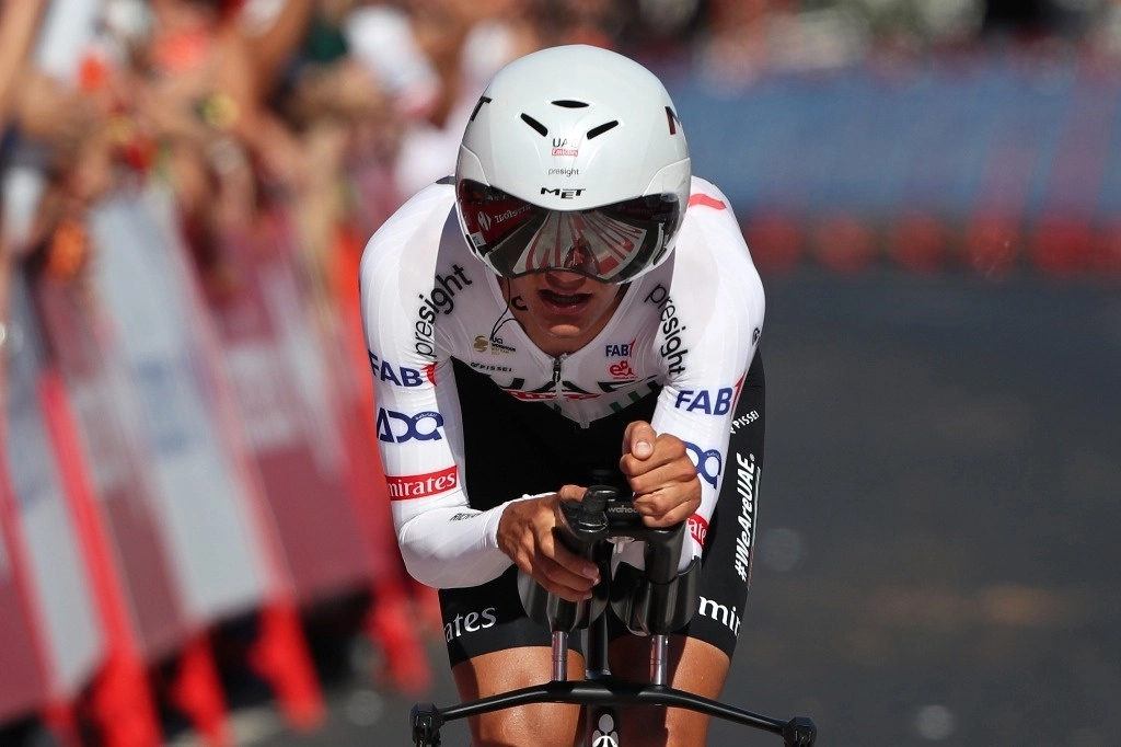 El ciclista mexicano Isaac del Toro cruzó la meta entre los 20 mejores, en la cuarta etapa de la Vuelta a España. La imagen, del 17 de agosto de 2024. Foto Ap