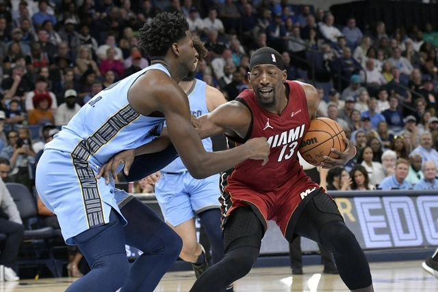 Luka Doncic anotó 31 puntos, mientras Kyrie Irving consiguió 22 por los Mavs, que perdieron por primera vez en cuatro compromisos como locales en lo que va de la campaña. Foto Ap