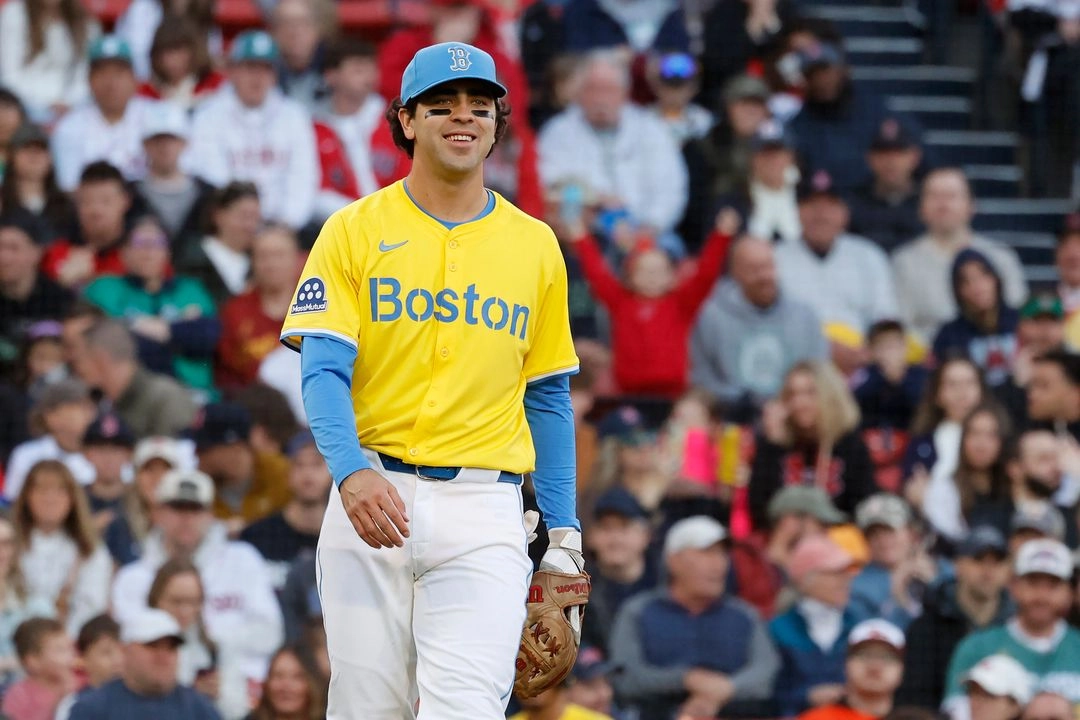 El tercera base de los Medias Rojas de Boston, Marcelo Mayer, sonríe tras conseguir su primer out de su carrera tras fildear un rodado de Ramón Urías, de los Orioles de Baltimore.  Foto