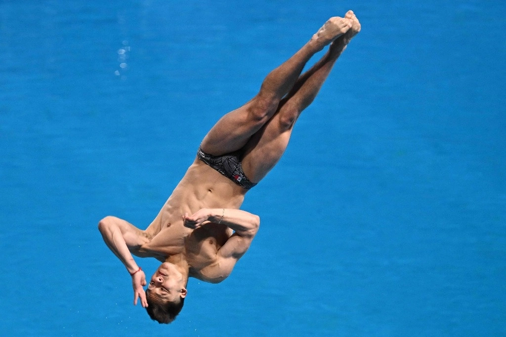El clavadista mexicano Osmar Olvera ratificó el buen momento por el que pasa y se convirtió en campeón del mundo en la prueba de trampolín de un metro, el 3 de febrero de 2024. Foto Afp