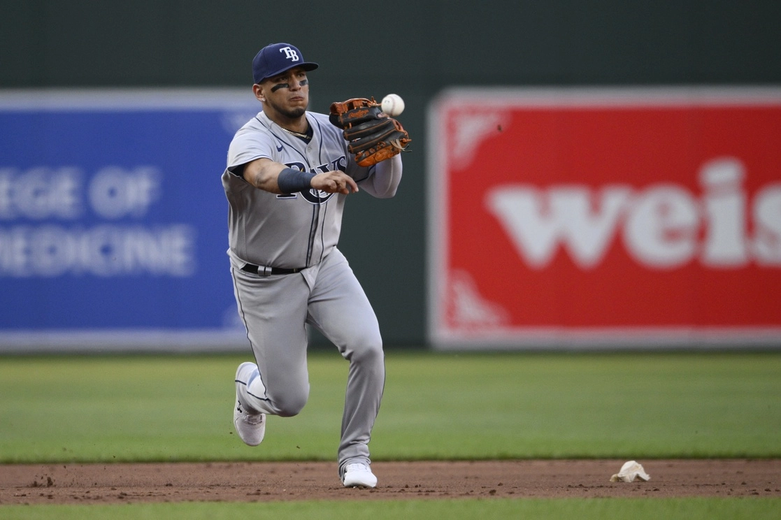 Isaac Paredes, tercera base de los Tampa Bay Rays, lanza a primera para sacar a Tyler Nevin de los Orioles de Baltimore. Foto Ap