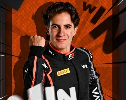 El tapatío, quien corre con el equipo Van Amerfoor Racing y salió desde el segundo casillero, tuvo una férrea batalla contra el brasileño Rafael Camara (Trident), pero en las últimas tres vueltas logró consolidarse con el liderato en la competencia. El sudamericano, a su vez, cerró en el tercer puesto, mientras que el noruego Noah Strömsted fue segundo. Foto 

 