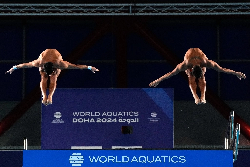 La dupla de clavadistas mexicanos conformada por Kevin Berlín y Randal Willars culminó en la cuarta posición en la plataforma sincronizada 10m en el Campeonato de Doha, el 8 de febrero de 2024. Foto Ap