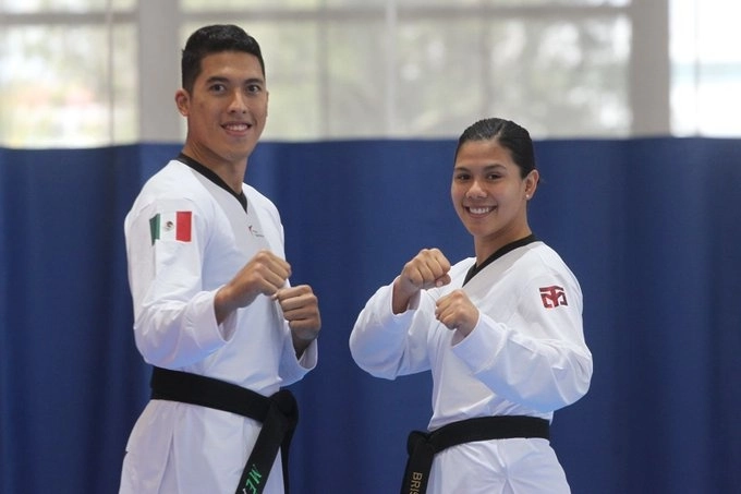 Los taekwondoines Briseida Acosta (der) y Carlos Sansores (izq). Foto tomada de la cuenta de Twitter @mariespinozatkd
