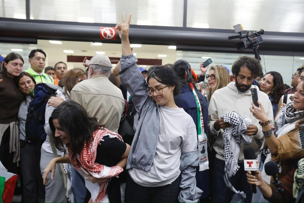 Arribaron al AICM los seis mexicanos que participaron en la Global Sumud Flotilla, el 8 de octubre de 2025. Foto