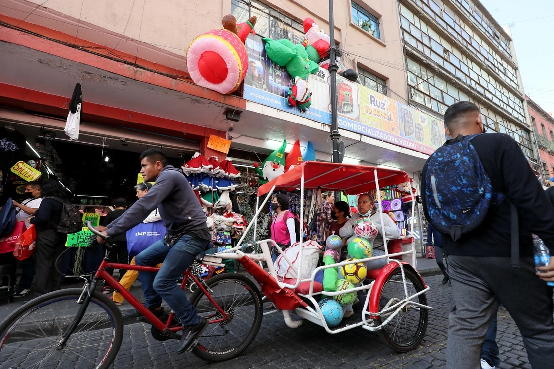 Compras de fin de año en el Centro Histórico. Foto Roberto García Ortiz