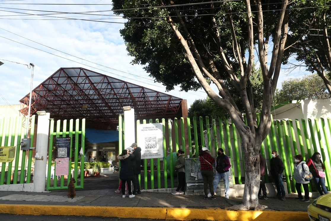 Ciudadanos realizan fila para acceder a pruebas de detección de covid-19 en un Centro de Salud en Santiago Tepalcatlalpan, en la alcaldía Xochimilco, el 20 de julio de 2022. Foto Luis Castillo


