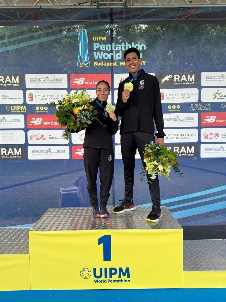 La dupla mexicana de pentatlón moderno conformada por Mayan Oliver y Manuel Padilla, se subieron a los más alto del podio en la Copa del Mundo Budapest 2024. Foto Tomada de X  @CONADE