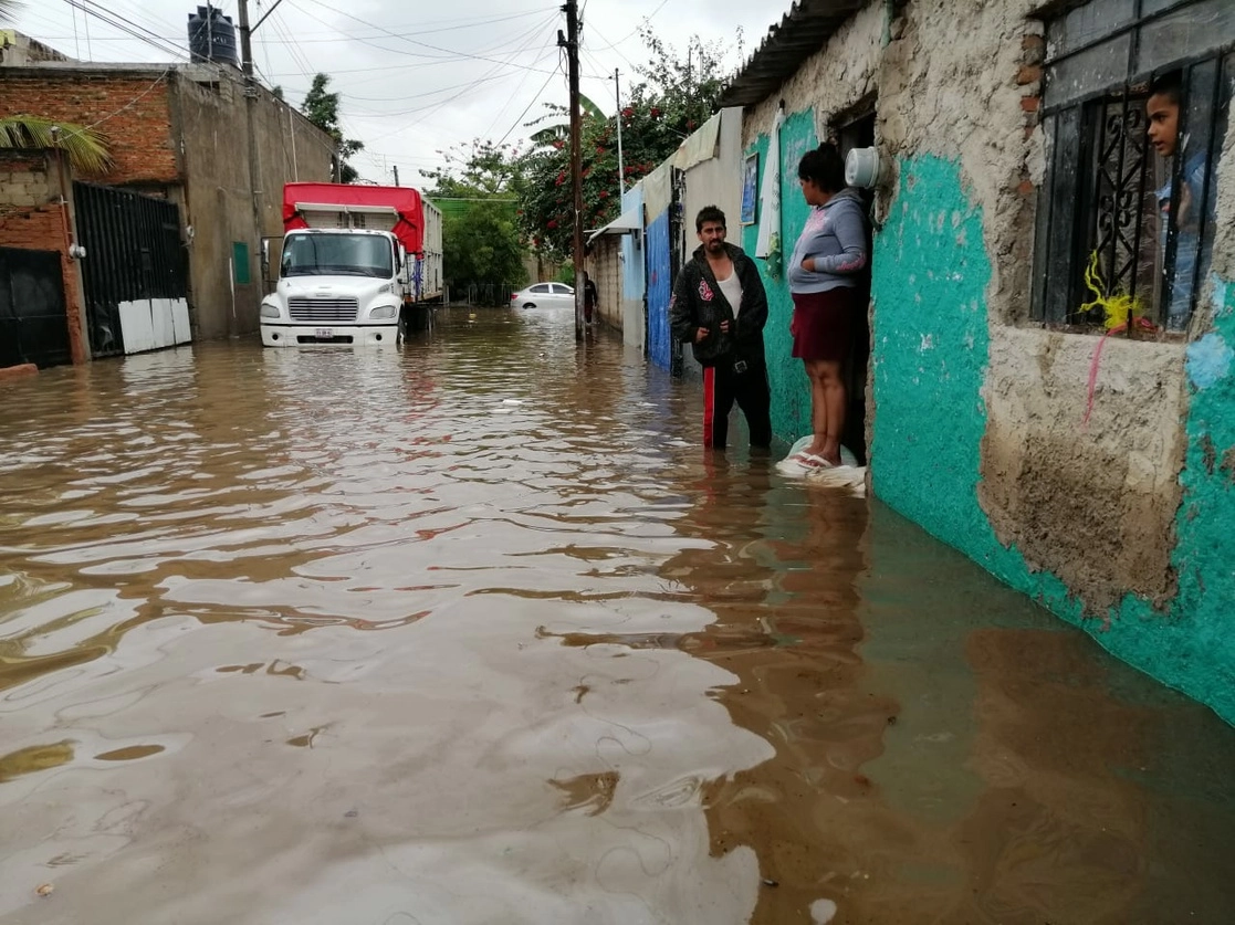 En esta temporada de huracanes, la población de muchas entidades como Jalisco han visto afectadas sus viviendas. Foto Arturo Campos 