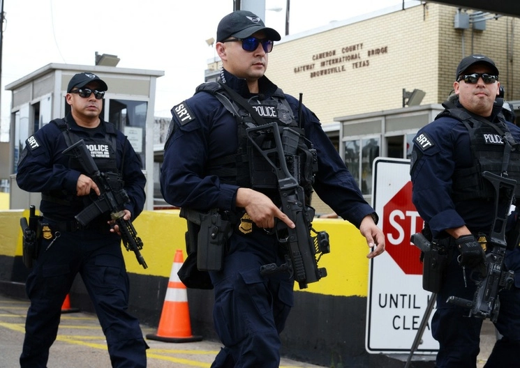 El Puerto de Aduanas y Protección Fronteriza de Brownsville, Texas, organizó hace unos días un ejercicio de preparación a gran escala en el Puente Internacional Gateway. Foto Ap 

