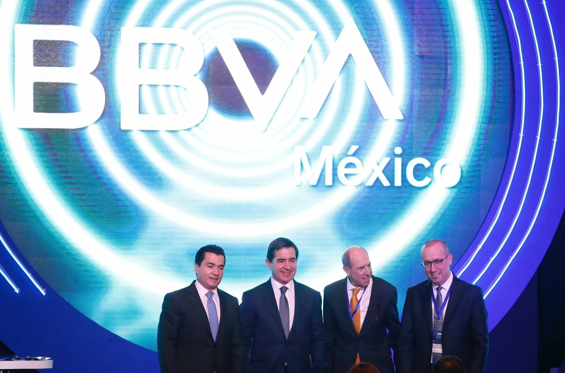 El director general de BBVA México, Eduardo Osuna Osuna; el presidente del corporativo, Carlos Torres Vila; el presidente del consejo de administración, Jaime Serra Puche; y el consejero delegado, Onur Genç, este 7 de junio de 2022. Foto Cristina Rodríguez