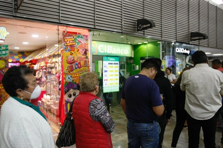 Gente en el aeropuerto, haciendo fila para cambiar dinero. Foto Roberto García Ortiz