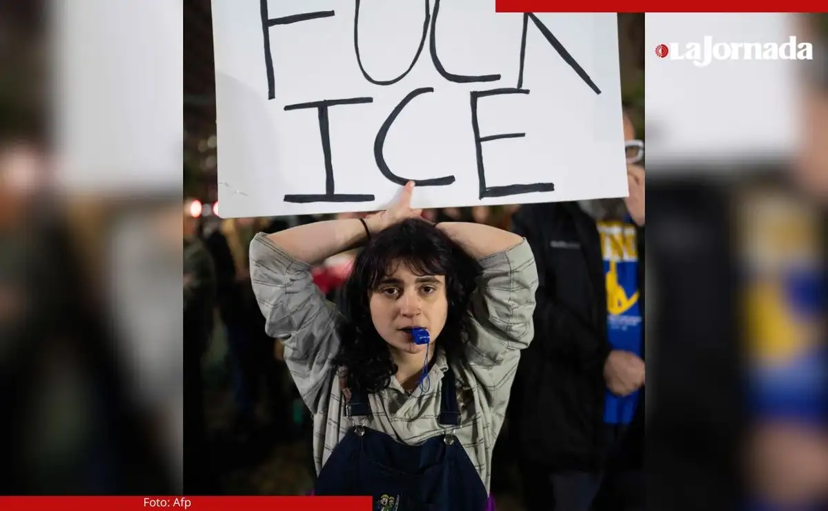 De acuerdo con datos oficiales, el ICE arrestó además a 31 mil guatemaltecos y 24 mil hondureños en nueve meses, mientras 75 mil del total no cuentan con antecedentes penales, lo que contradice el discurso de que son criminales. En promedio son 824 personas al día, más del doble que en el gobierno de Biden. Imagen de una protesta en Luisiana. 