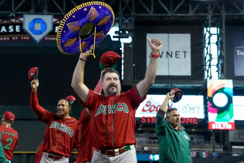 La novena mexicana derrotó 10-3 a Canadá, con Randy Arozarena como gran figura, quien conectó dos dobles y empujó cinco carreras. Tras el cotejo en el Chase Field de Phoenix, Arizona, el mánager Benjamín Gil elogió a su equipo por haber calificado a la siguiente ronda por primera vez en 14 años. Foto Ap