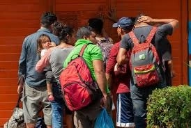 Migrantes hondurenos esperando conocer su situación. Foto Víctor Camacho/ Archivo

