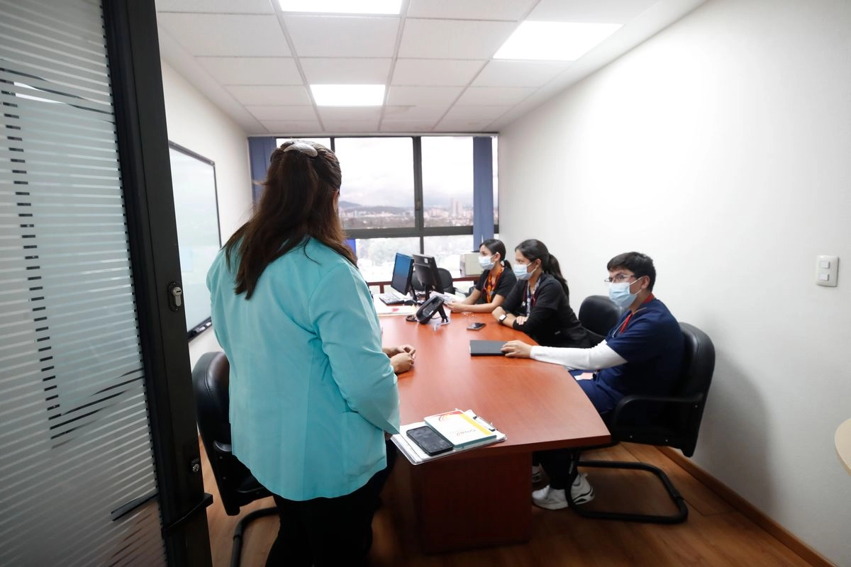 Una trabajadora social del IMSS durante una reunión de trabajo. Foto 