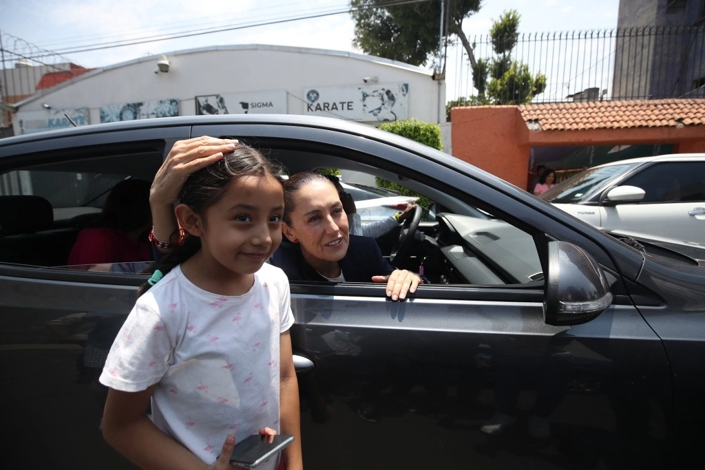 Claudia Sheinbaum, a su salida ayer de la casa de transición en la alcaldía de Iztapalapa. Foto Yazmín Ortega Cortés 