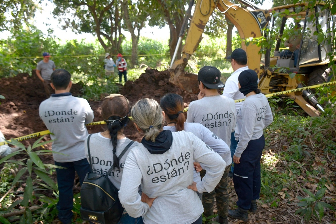 Familiares de personas ausentes han tenido que hacer sus propias investigaciones; la imagen corresponde a colectivos en Sinaloa. Foto Cuartoscuro / Archivo