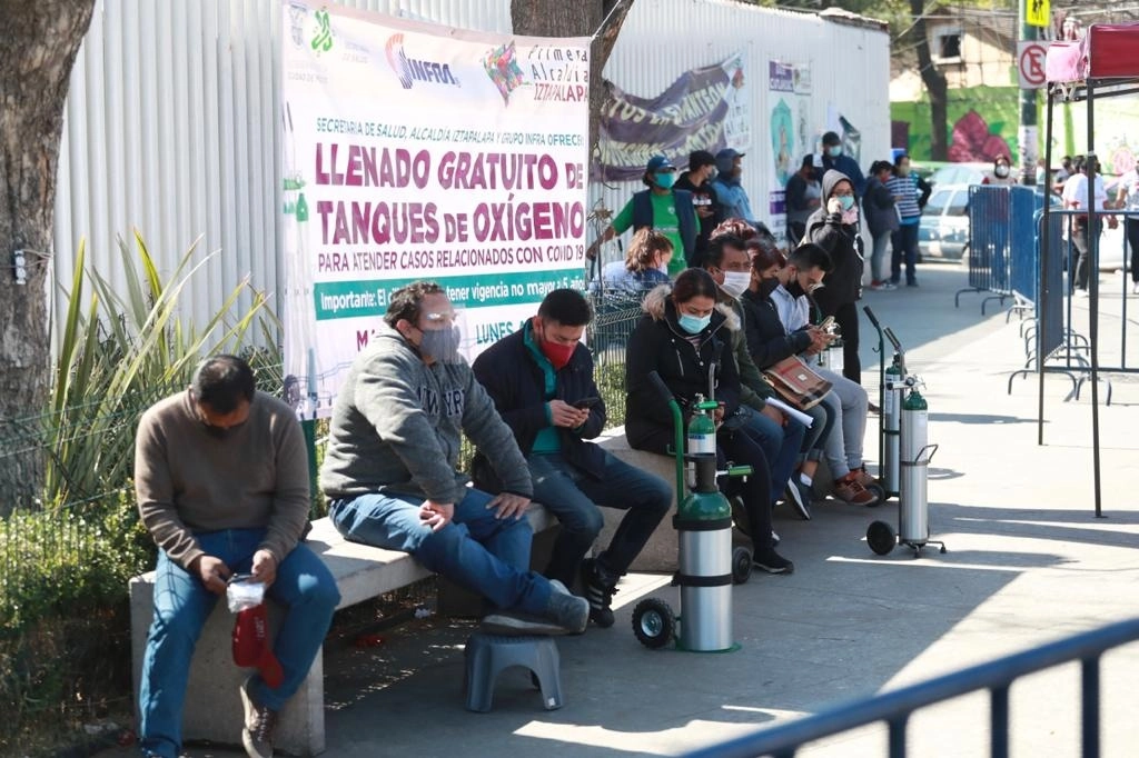 Familiares de pacientes con Covid-19 hacen fila para el llenado de tanque de oxigeno. Foto Luis Castillo