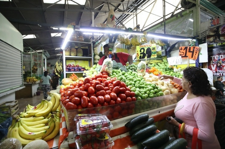 Venta de frutas y verduras en un mercado de la CDMX. Foto Yazmín Ortega Cortés / Archivo