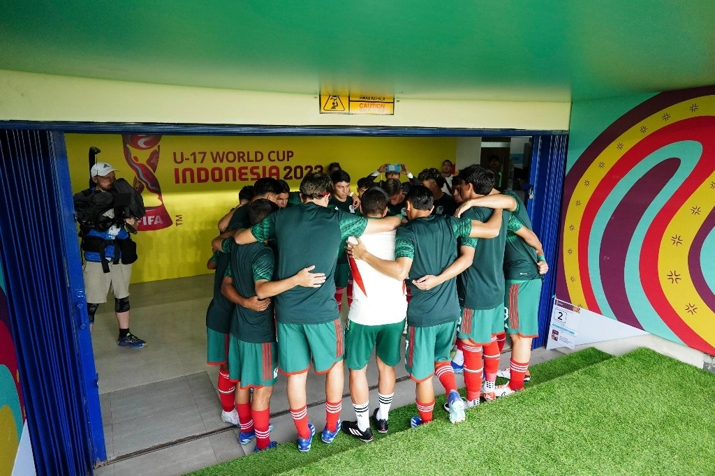 México se quedó al borde de la eliminación en la fase de grupos del Mundial Sub 17 de Indonesia al dejar escapar el triunfo, pese a tener una ventaja numérica y terminar con un empate 2-2 con Venezuela. Imagen tomada de @miseleccionmx