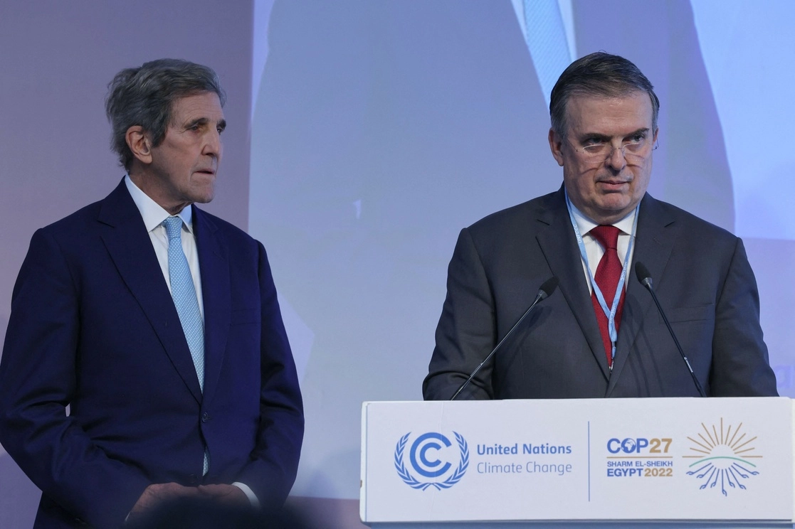 México incrementará de 22 a 35% su recorte de emisiones de gases de efecto invernadero de aquí a 2030. Lo anterior se hará en conjunto con Estados Unidos en un proyecto que representará inversiones por 48 mil mdd, anunció el canciller Marcelo Ebrard (derecha). Foto Afp