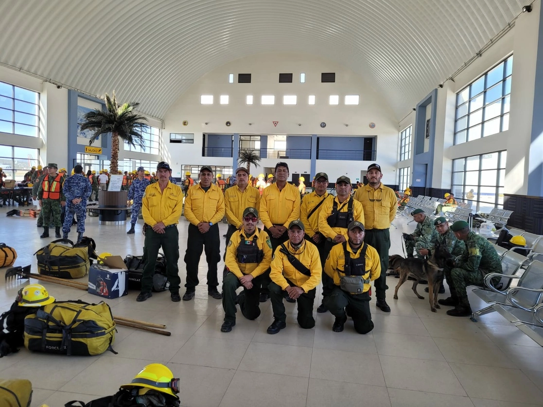 Expertos de la Conafor que apoyarán en el combate a incendios forestales en Chile. foto tomada de la cuenta de Twitter @CONAFOR