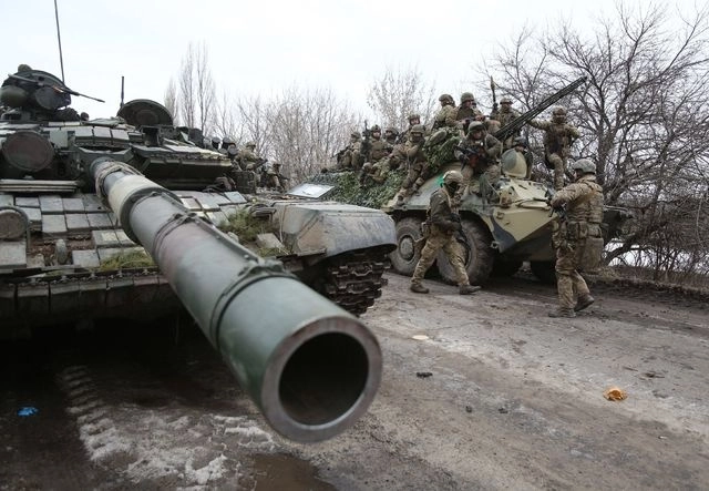 Militares ucranios se preparan para repeler ataques en la región de Lugansk, el 24 de febrero de 2022. Foto Afp