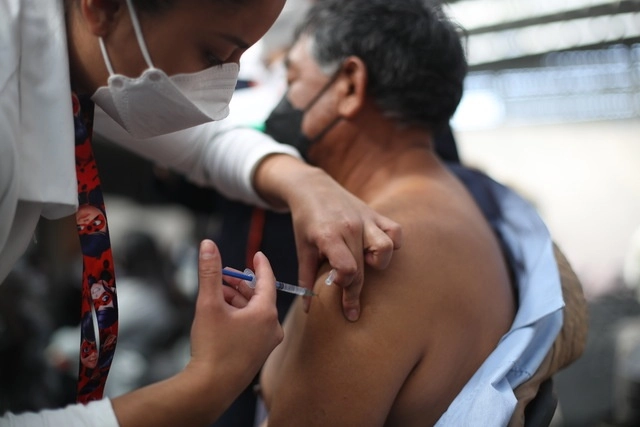 Personal de salud aplica una dosis de la vacuna antiCovid en la CDMX. Foto Yazmín Ortega