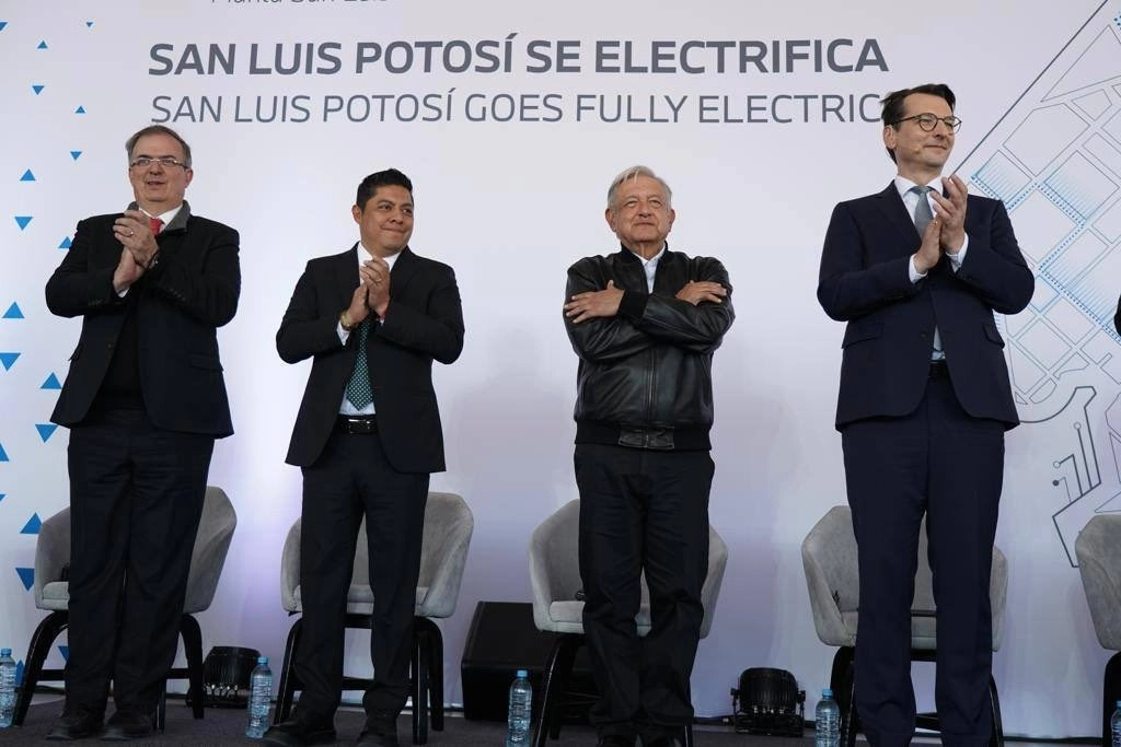 El canciller junto al Presidente y los directivos de BMW en imagen tomada de su perfil de twitter @m_ebrard