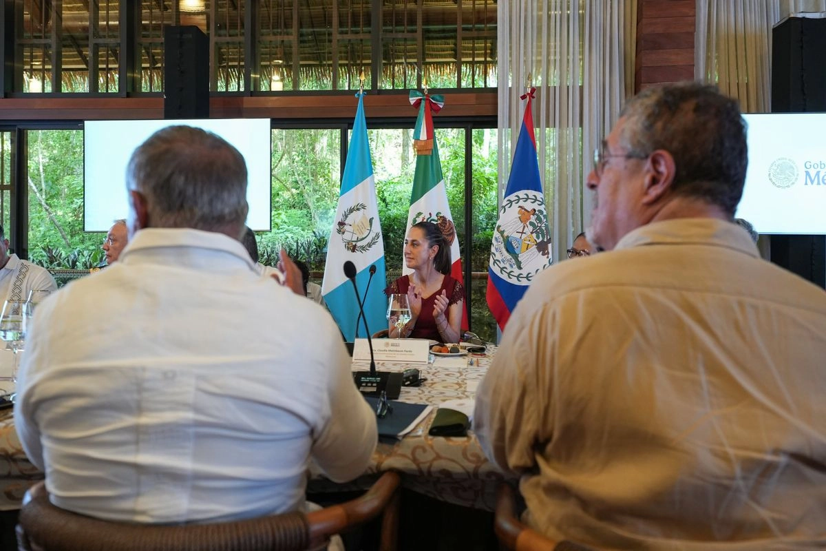 La presidenta, Claudia Sheinbaum se reunió con el primer ministro de Belice, John Briceño y al presidente de Guatemala, Bernando Arévalo de León para acordar convenios de cooperación trilateral. Foto