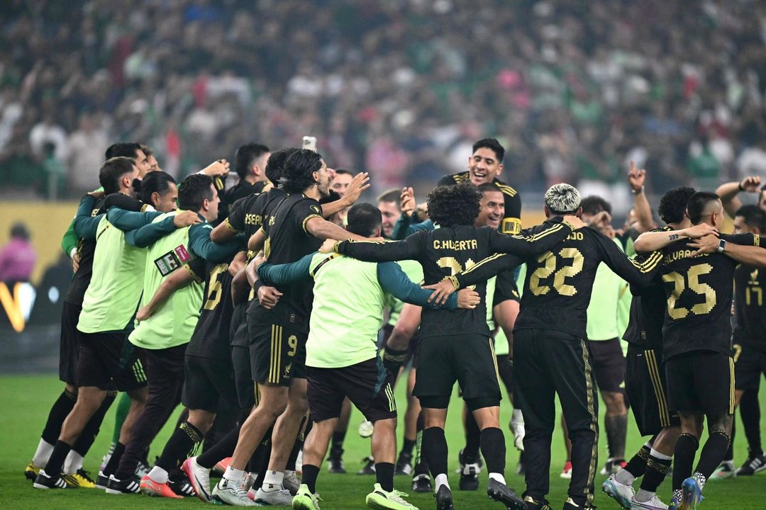 Los jugadores de México celebran la victoria de su equipo al final de la final de la Copa Oro de la Concacaf entre México y Estados Unidos en el NRG Stadium en Houston, Texas, el 6 de julio de 2025.