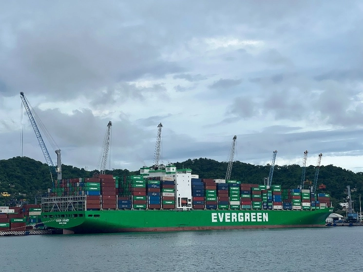En el muelle del puerto de Manzanillo se llevan a cabo la carga y descarga de contenedores de los barcos; la operación es posible gracias al uso de grúas. Foto Alejandro Alegría 