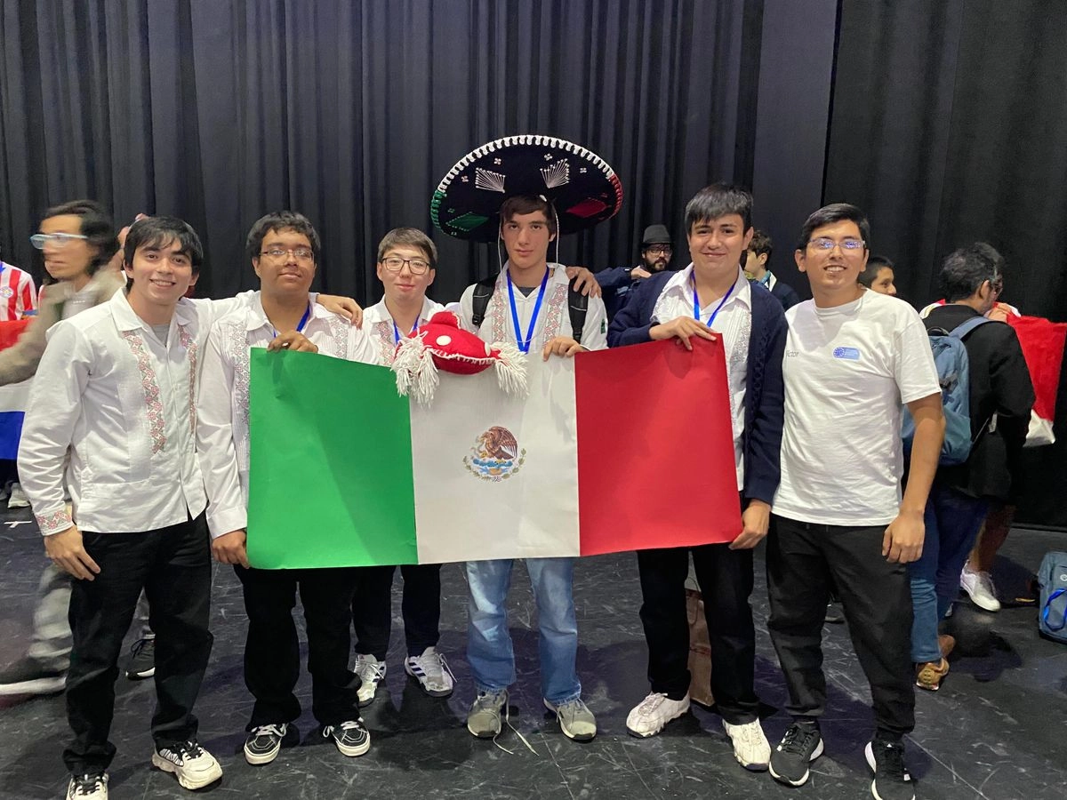 Integrantes del equip mexicano durante la 40 Olimpiada Iberoamericana de Matemáticas. Foto 
