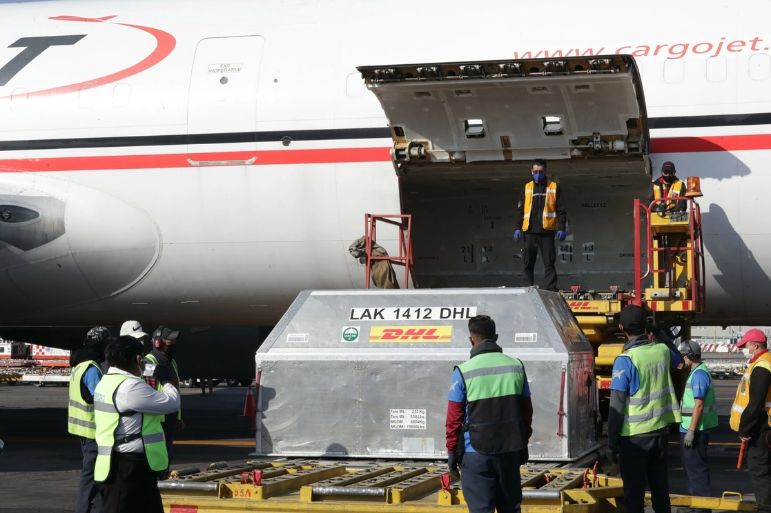 Llegada de 487 mil 500 dosis de vacunas contra Covid 19 de Pfizer, en el Aeropuerto Internacional de la Ciudad de México, el pasado 8 de abril. Foto Roberto García Ortiz