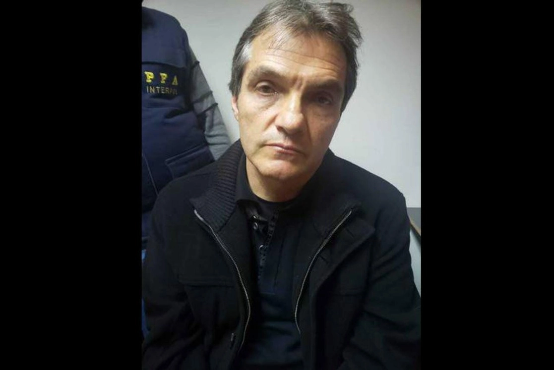 En imagen de archivo, Carlos Ahumada, al ser detenido en el aeropuerto de Buenos Aires. Foto Ap