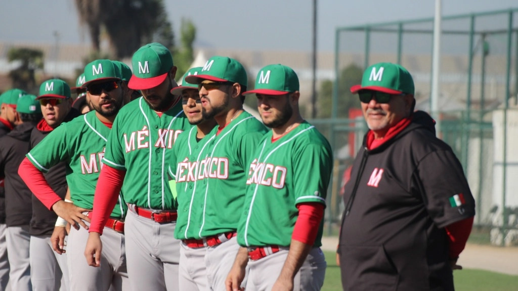 La selección mexicana de beisbol cayó 10-2 frente a Colombia, que armó un rally de cinco carreras en la tercera entrada, en el primer duelo de ambas en la súper ronda de los Juegos Panamericanos y del Caribe. Imagen tomada de @MexicoBeis