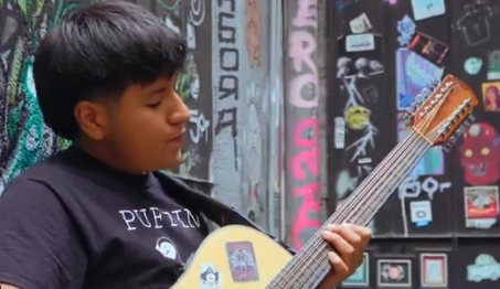 Dany Padilla, joven cantautor mexicano, que ha reversionado canciones de rock al regional mexicano. Imagen tomada de un video difundido por la Secretaría de Cultura