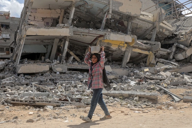 Una mujer palestina camina por las calles de la ciudad de Khan Younis, en el sur de la Franja de Gaza. Foto Xinhua
