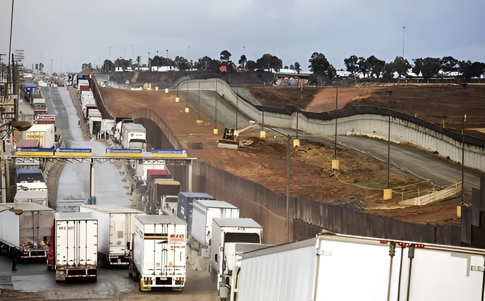 Durante agosto pasado, así como en el acumulado del año, México se ubicó como el principal socio comercial de EU, medido por la suma del valor de exportaciones e importaciones, superando a Canadá y China. Panorámica de la garita de Otay. Foto ‘La Jornada’ / Archivo