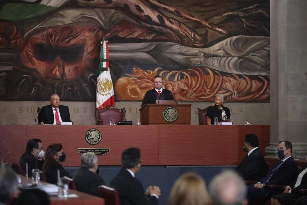 El ministro presidente de la Suprema Corte, Arturo Zaldívar, al presentar su tercer informe de actividades, acompañado del presidente López Obrador y de la presidenta de la Mesa Directiva del Senado, Olga Sánchez Cordero, el 15 de diciembre de 2021. Foto José Antonio López