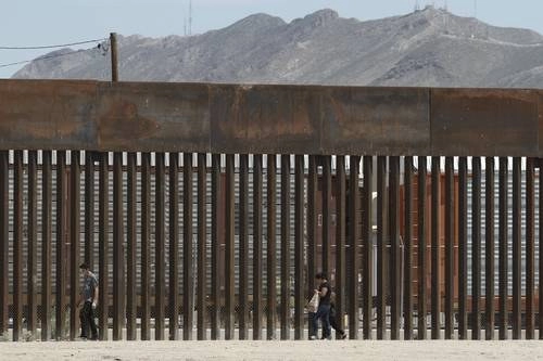 El muro fronterizo forma parte del paisaje cotidiano en Ciudad Juárez, Chihuahua.Foto AP / archivo 