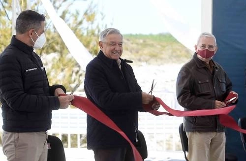 El presidente Andrés Manuel López Obrador inauguró un camino rural en San Mateo Tlapiltepec, Oaxaca. Entre otros funcionarios, lo acompañó el gobernador Alejandro Murat (izquierda). Foto Presidencia
