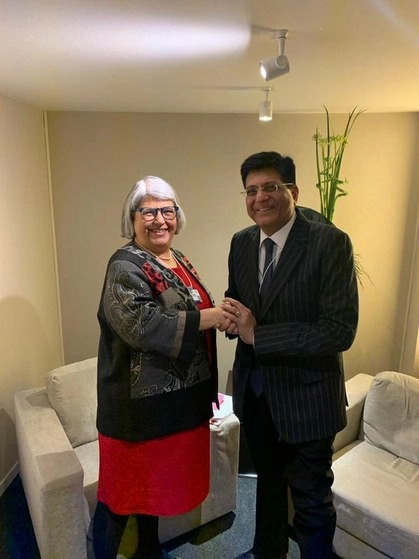 La secretaria de Economía, Graciela Márquez y el ministro de comercio indio Piyush Goyal, en Suiza. Foto @PiyushGoyal
