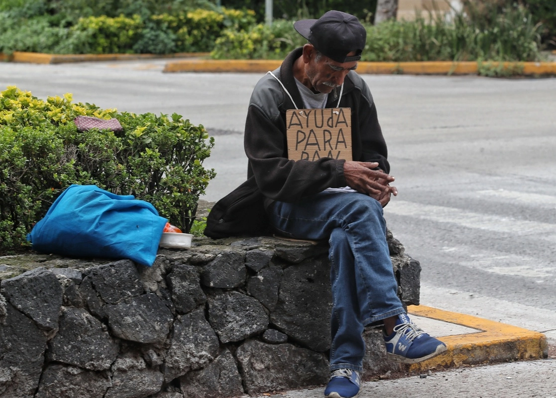 Un hombre de la tercera edad pide dinero para alimentarse en la alcaldía Benito Juárez. Foto Marco Peláez