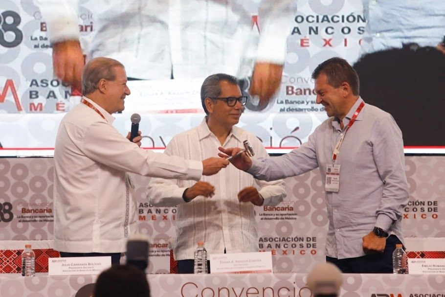 Julio Carranza entrega la presidencia de la ABM a Emilio Romano, en la 88 Convención Bancaria en Nuevo Nayarit, Vallarta, el 9 de mayo de 2025. Foto 