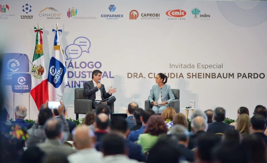 La candidata de Sigamos haciendo historia estuvo como invitada al Diálogo Industrial Caintra, al que acudieron más de 800 representantes del sector privado en Nuevo León. Imagen tomada de https://www.facebook.com/ClaudiaSheinbaumPardo